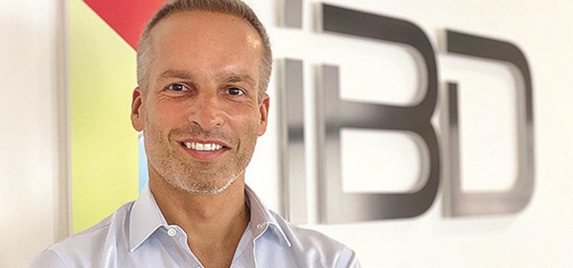 Jornal de Negócios: "Patrões do Minho defendem ética empresarial com líder que paga férias tropicais aos trabalhadores"